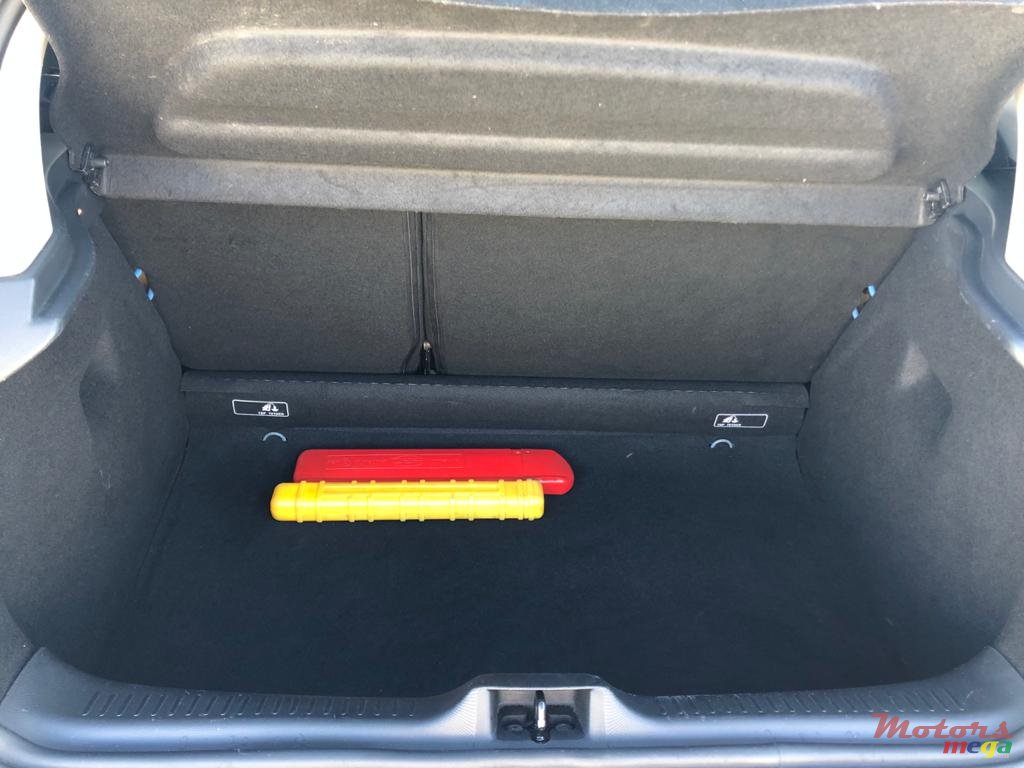 2014' Renault Clio photo #6