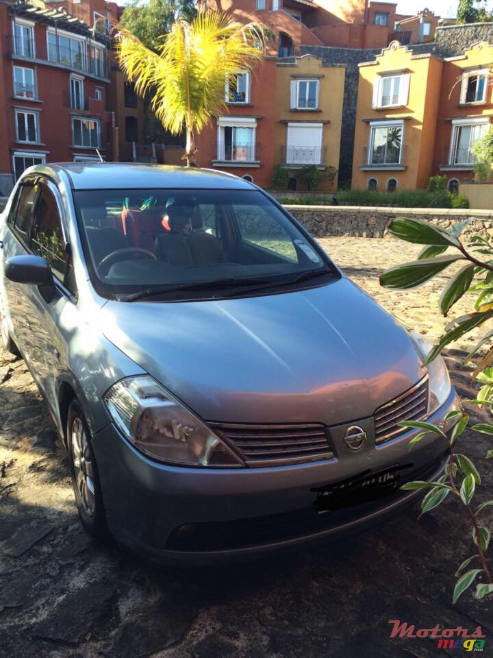 2005' Nissan Tiida photo #2