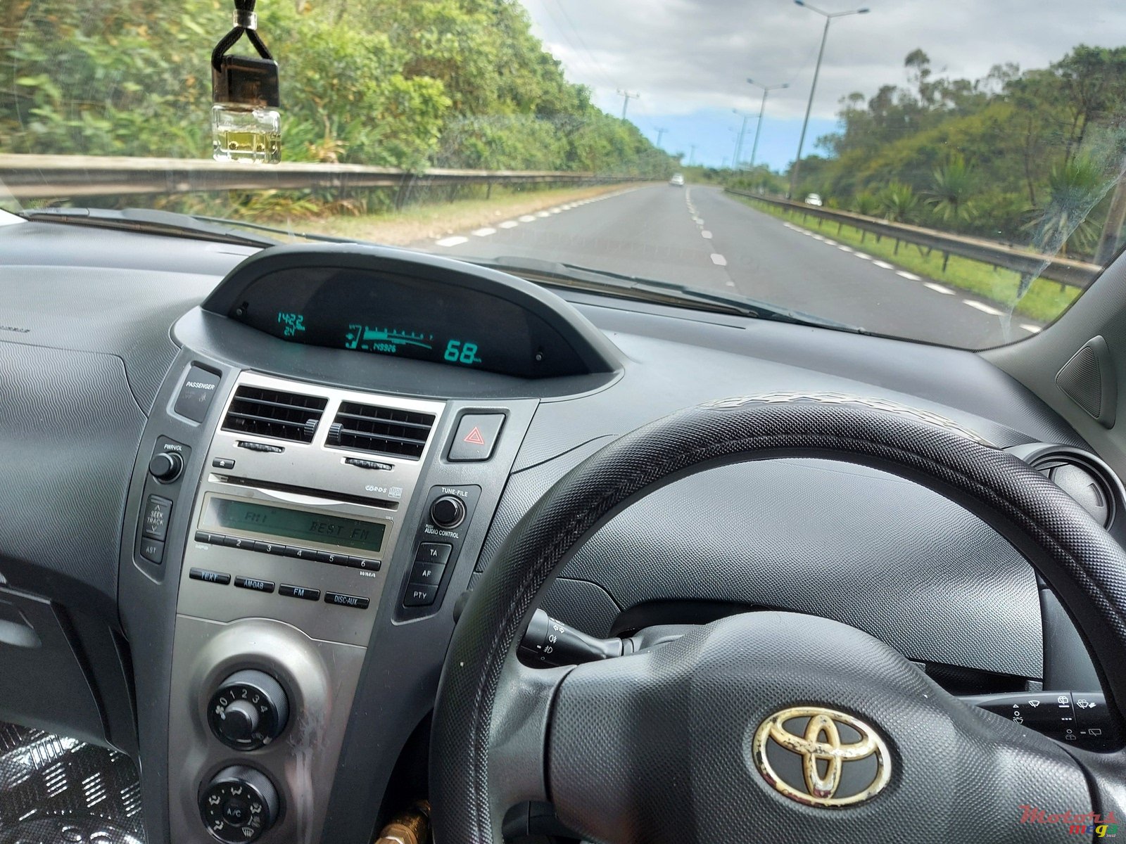 2009' Toyota Vitz photo #5