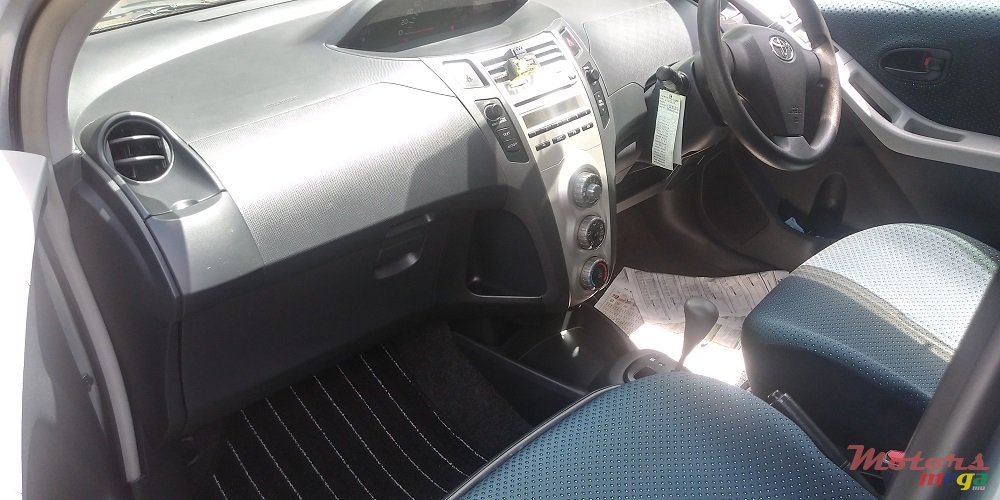 2007' Toyota vitz photo #5