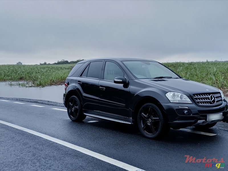 2009' Mercedes-Benz ML 320 SUV photo #5