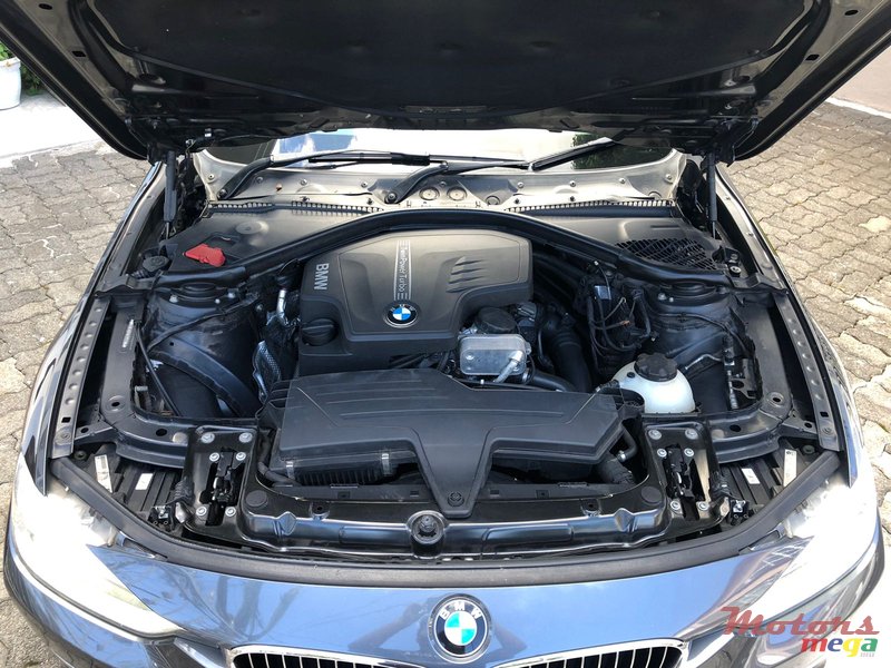 2012' BMW 320i photo #6
