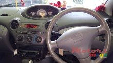 1999' Toyota Vitz photo #4