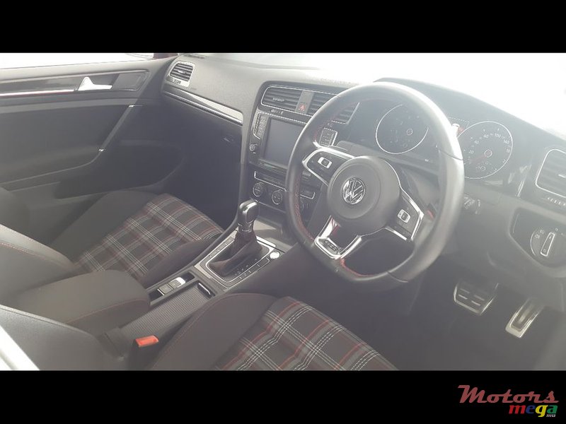 2014' Volkswagen GTI photo #4