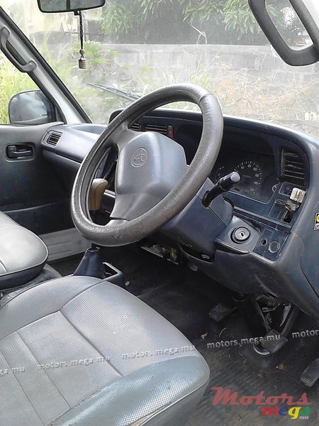 2003' Toyota Hiace photo #4