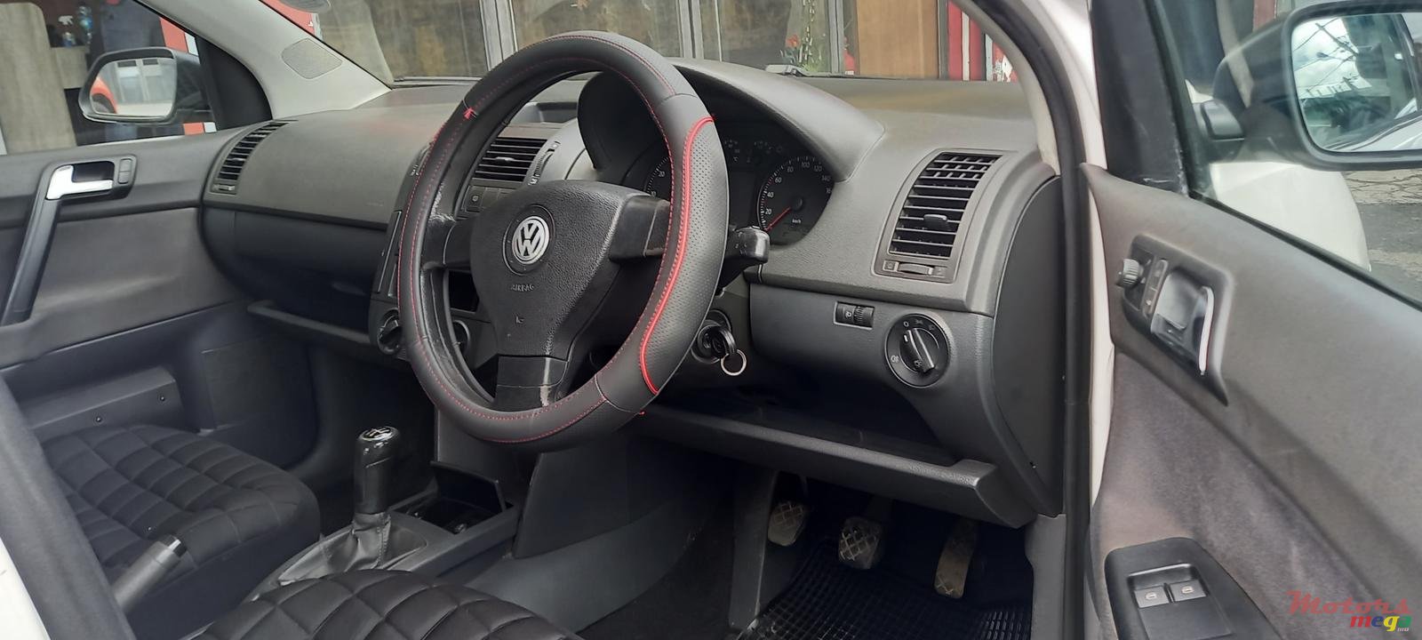 2010' Volkswagen Polo photo #4