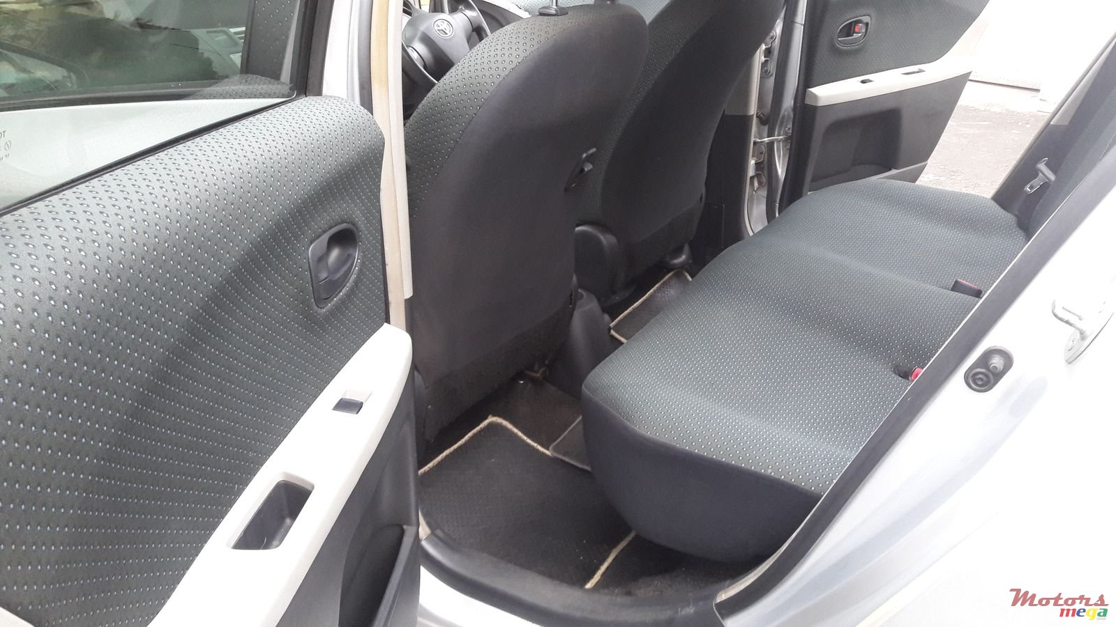 2006' Toyota Vitz photo #5