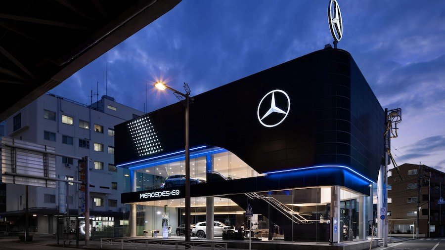 Mercedes-Benz Opens World's First All-Electric Car Dealership in Japan