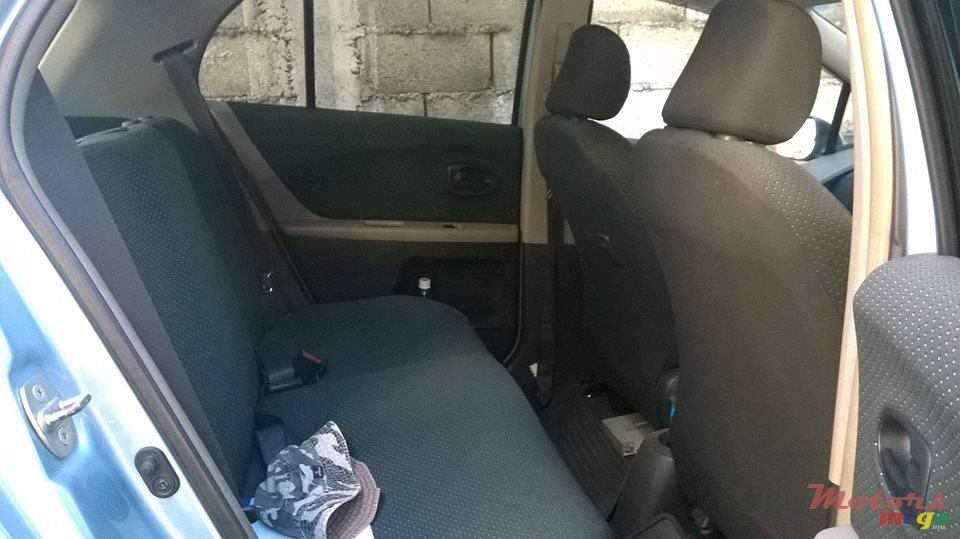 2005' Toyota Vitz photo #5