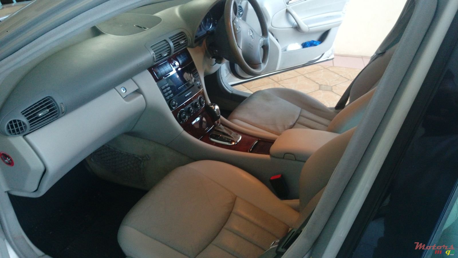 2004' Mercedes-Benz C-Class photo #3