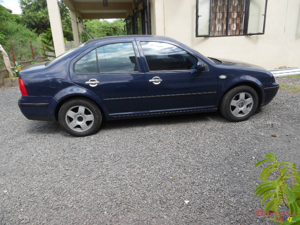 2002' Volkswagen Bora saloon photo #2