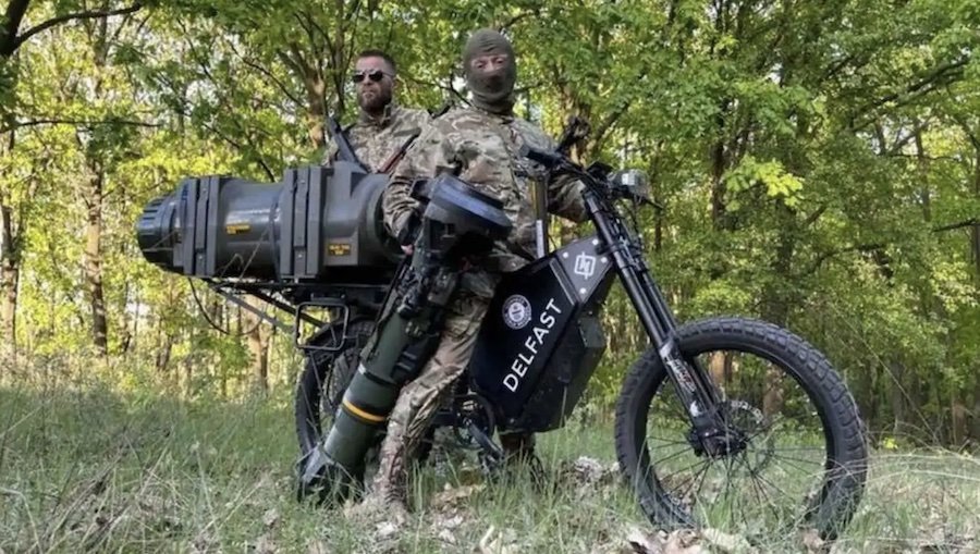 Ukraine : des motos électriques face aux chars russes
