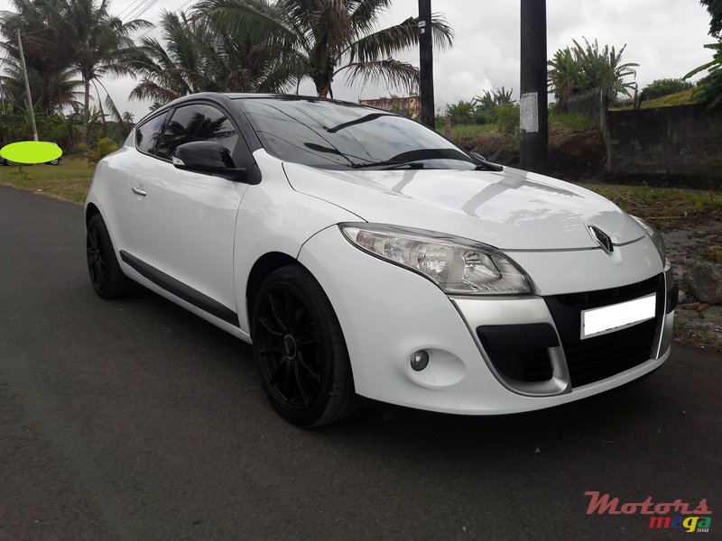 2011' Renault Megane Coupe photo #2