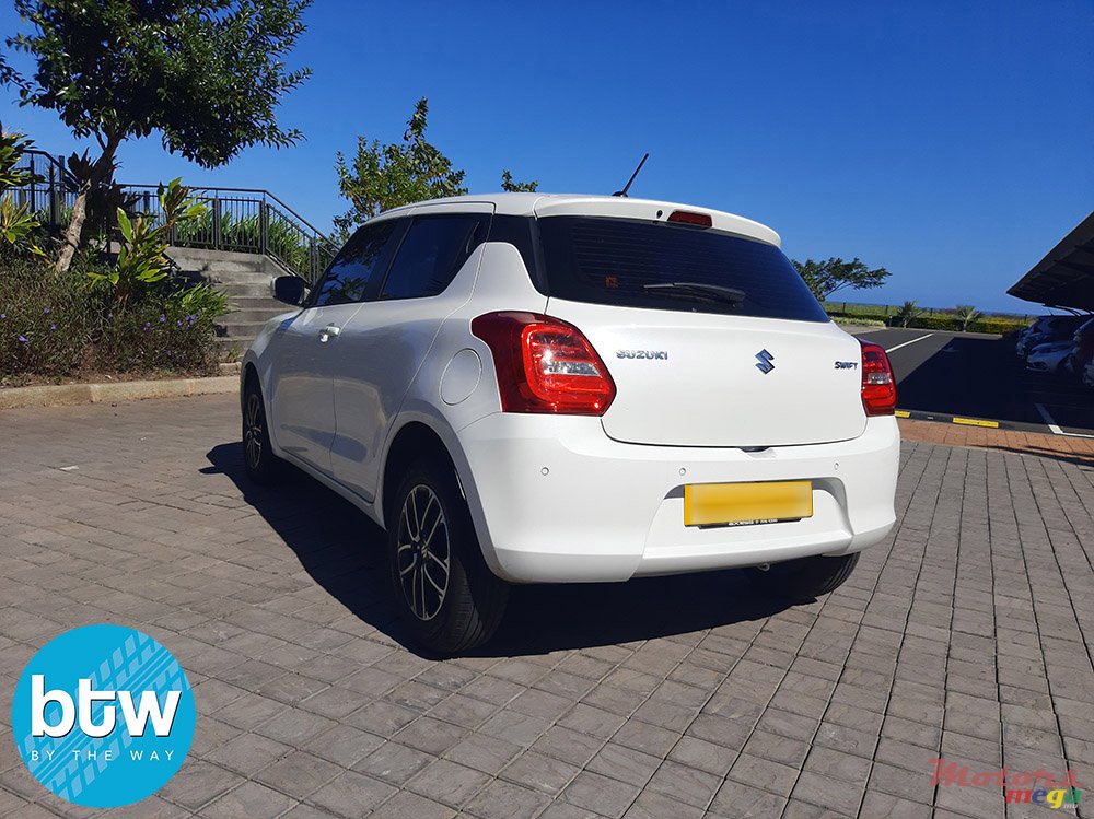 2021' Suzuki Swift photo #3