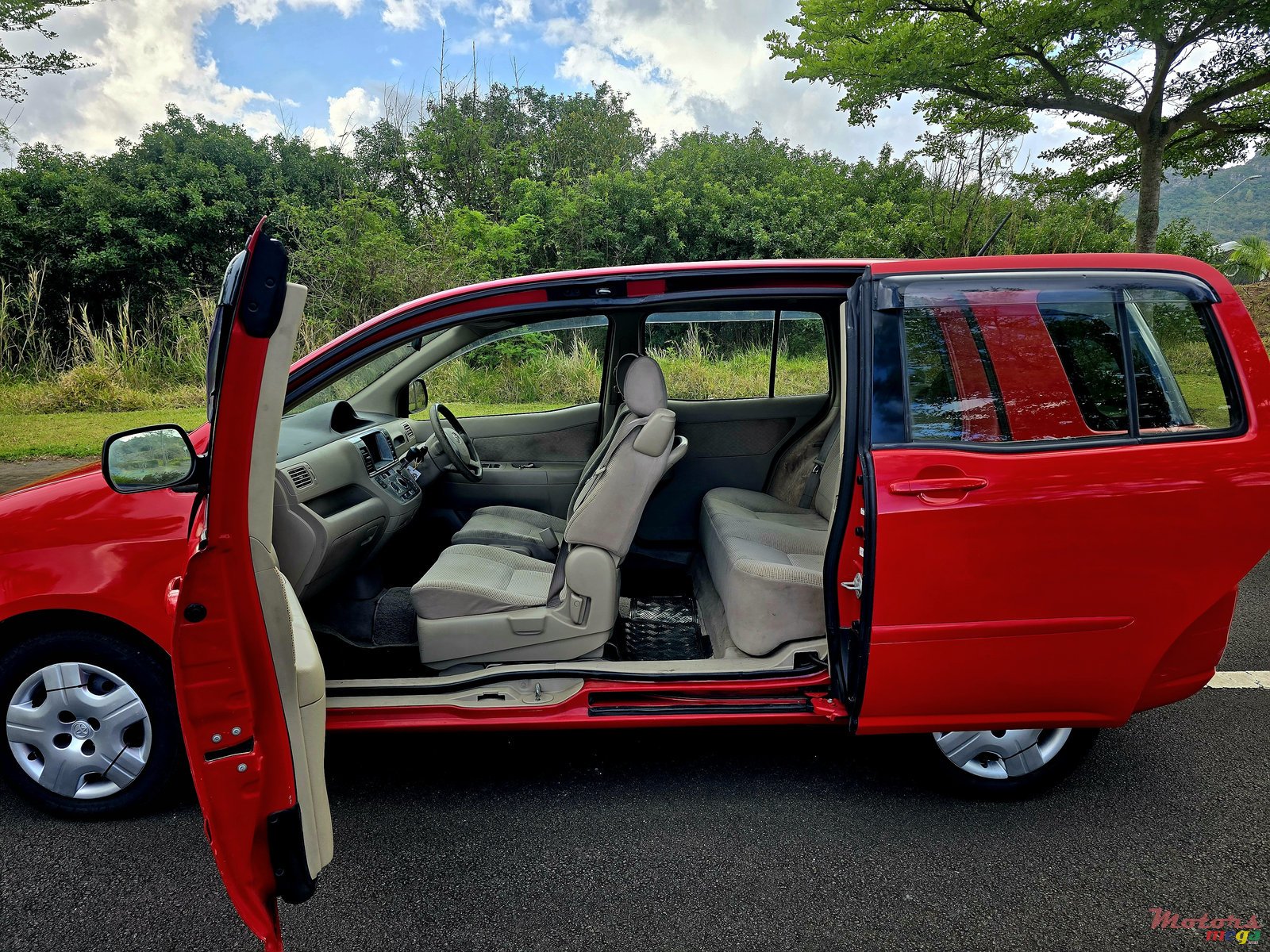 2003' Toyota Raum photo #5