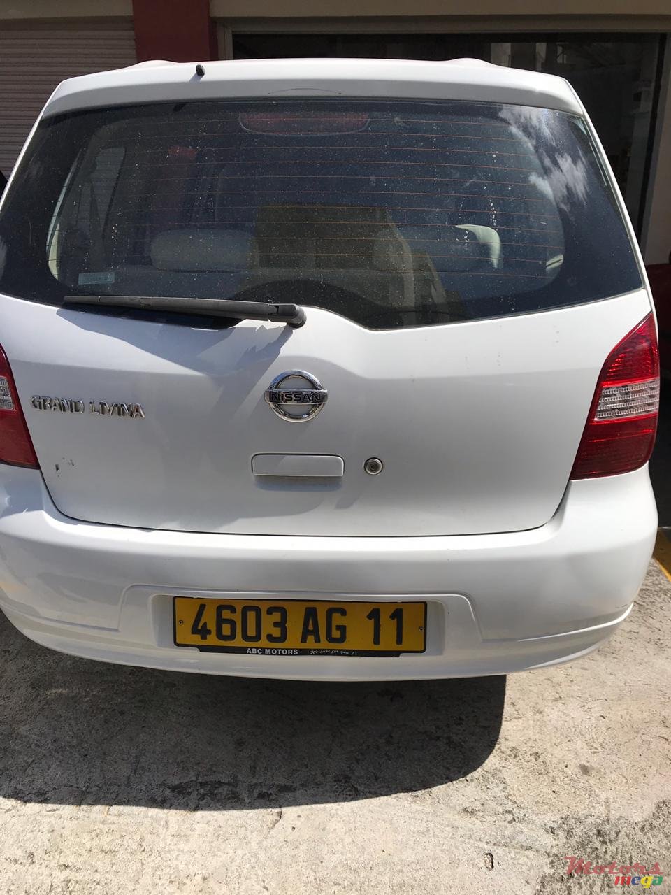 2011' Nissan Grand Livina photo #2