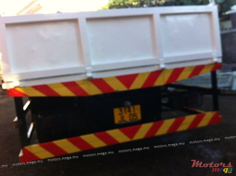 2005' Mitsubishi Lancer crane et caiss 20 pied photo #2