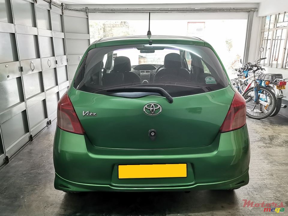 2005' Toyota Vitz photo #3