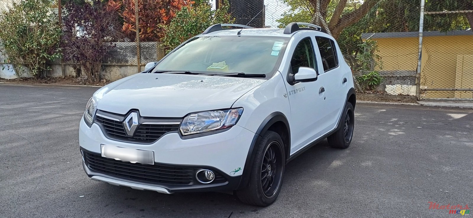 2014' Renault Sandero photo #2