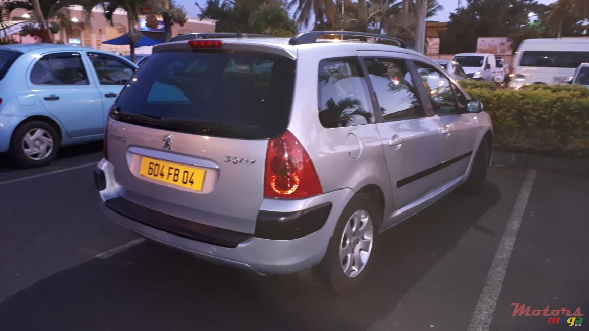 2004' Peugeot 307 SW photo #2