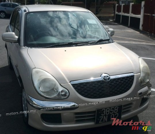 2002' Toyota Duet photo #1