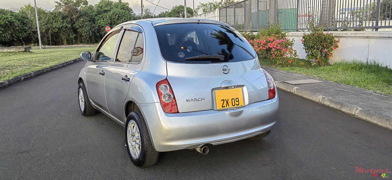 2009' Nissan photo #4