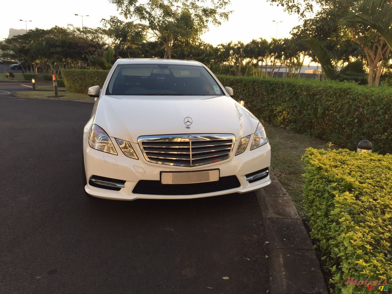 2013' Mercedes-Benz E-Class E200 photo #1