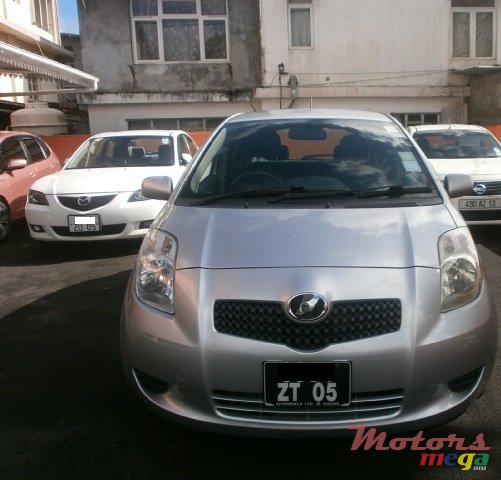 2005' Toyota Vitz photo #1