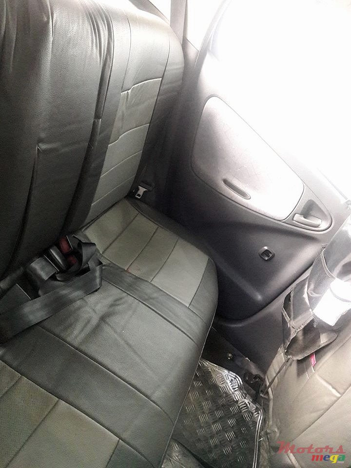 2000' Toyota Vitz photo #4