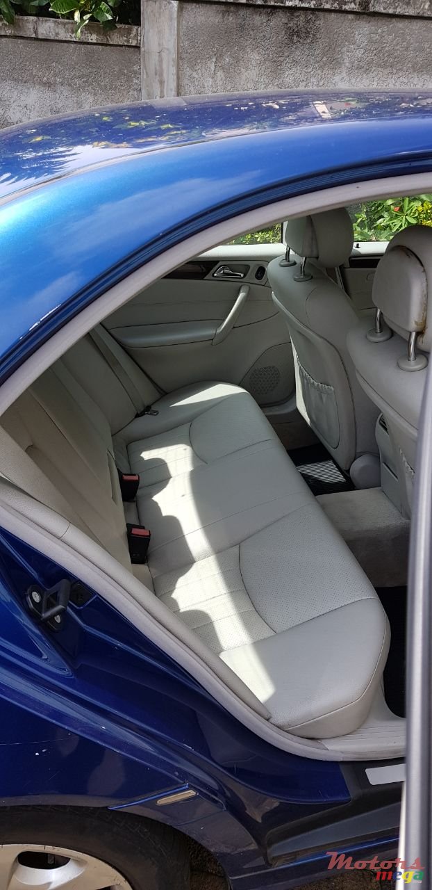 2004' Mercedes-Benz C-Class C200 photo #1