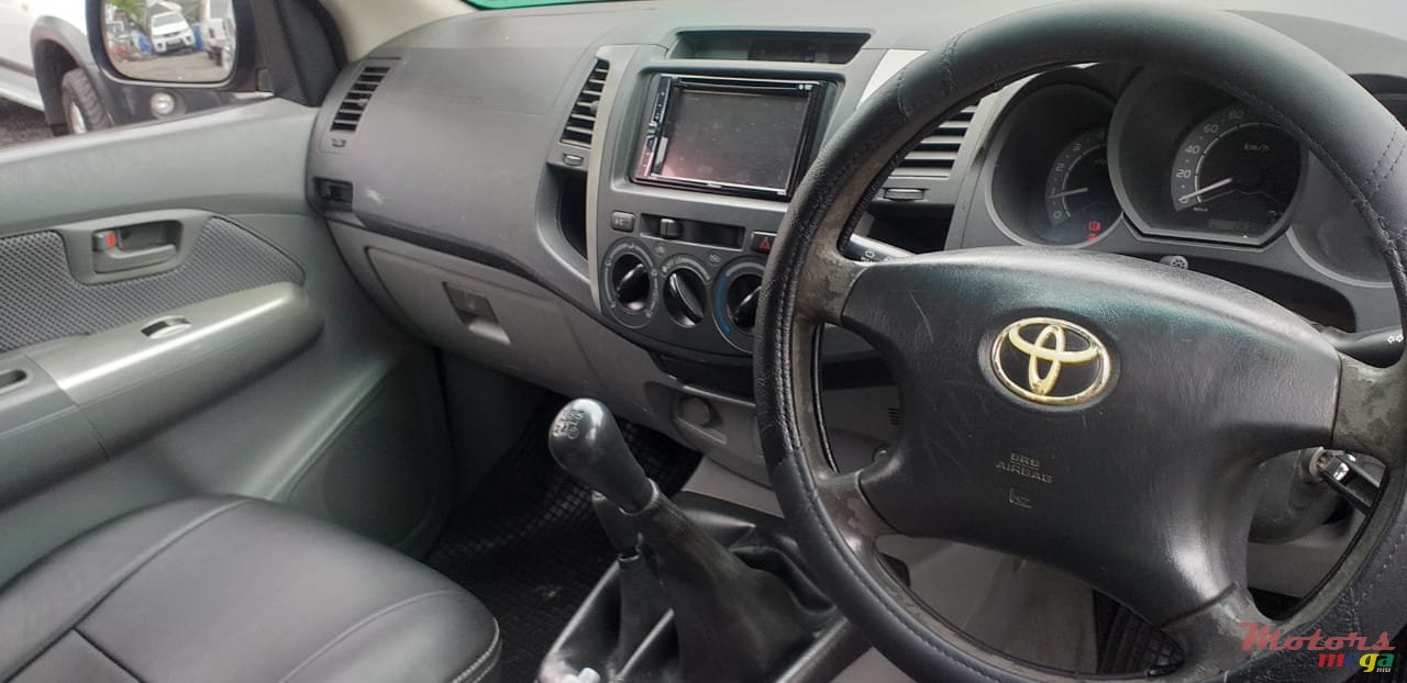 2011' Toyota Hilux Raider photo #2