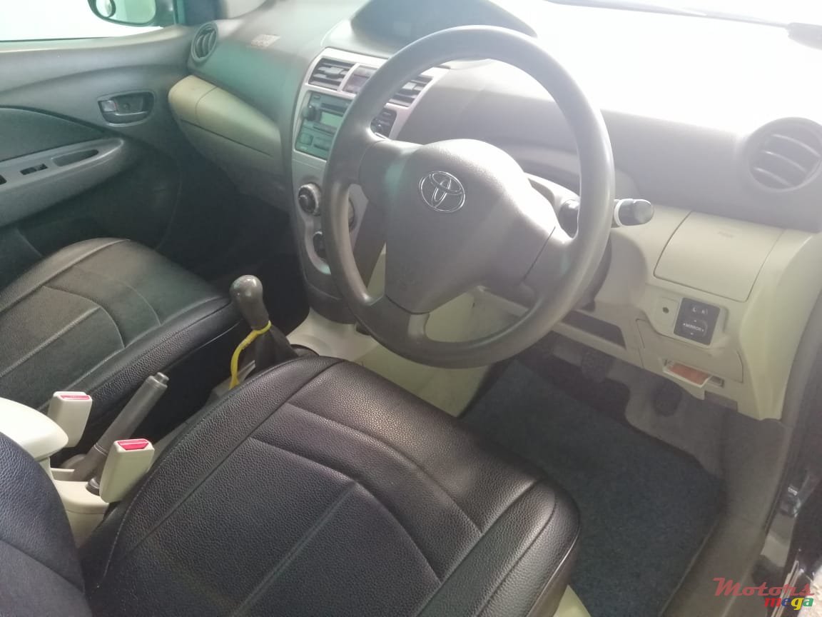 2012' Toyota Yaris photo #4