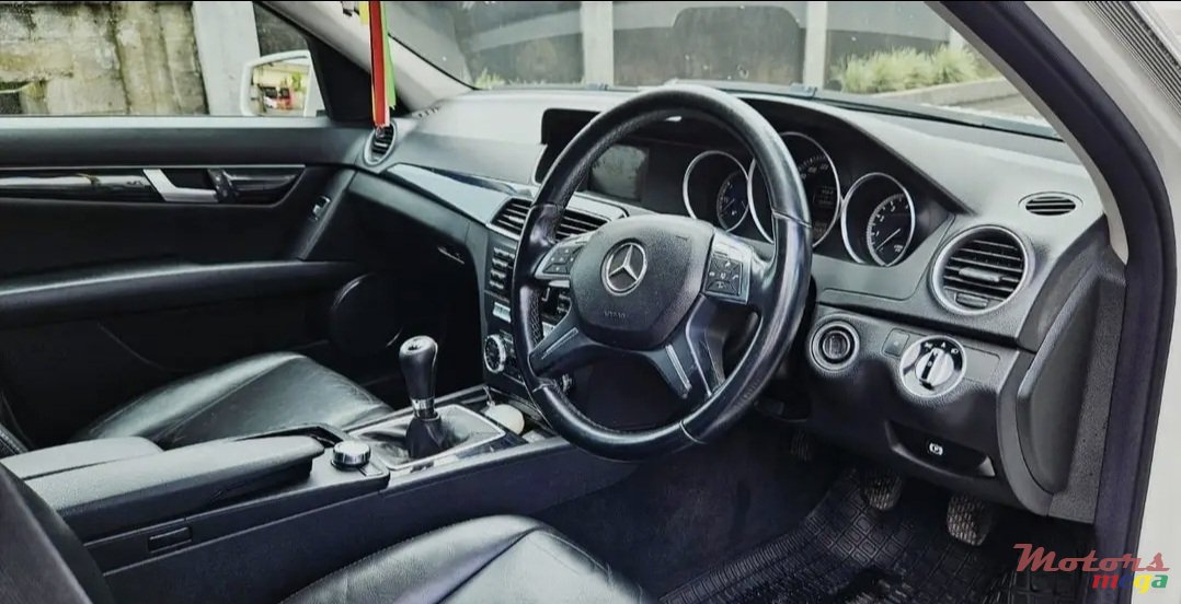 2011' Mercedes-Benz C 180 Avantgarde photo #2