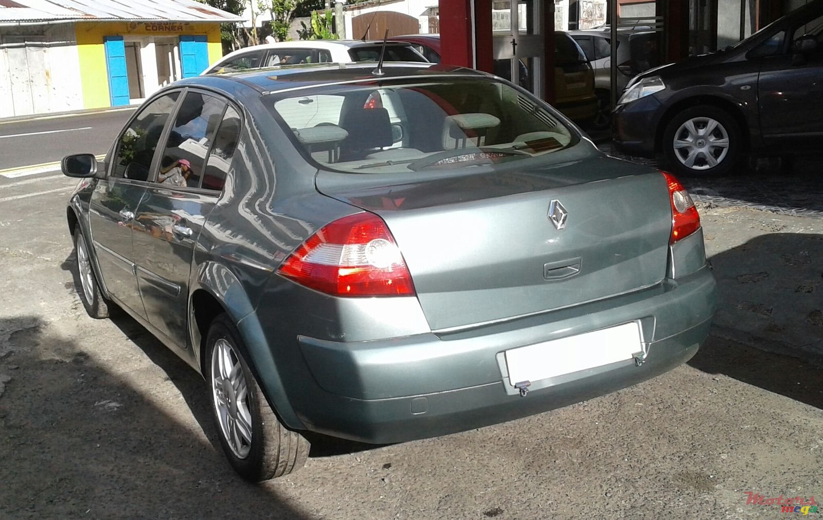 2005' Renault Megane II photo #2