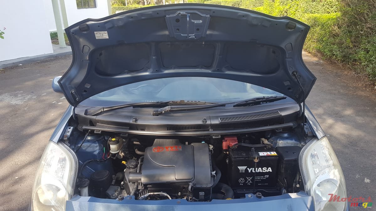 2008' Toyota Vitz photo #7