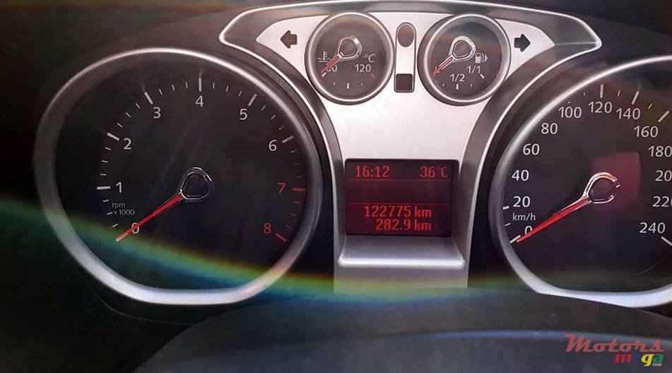 2010' Ford Focus photo #5