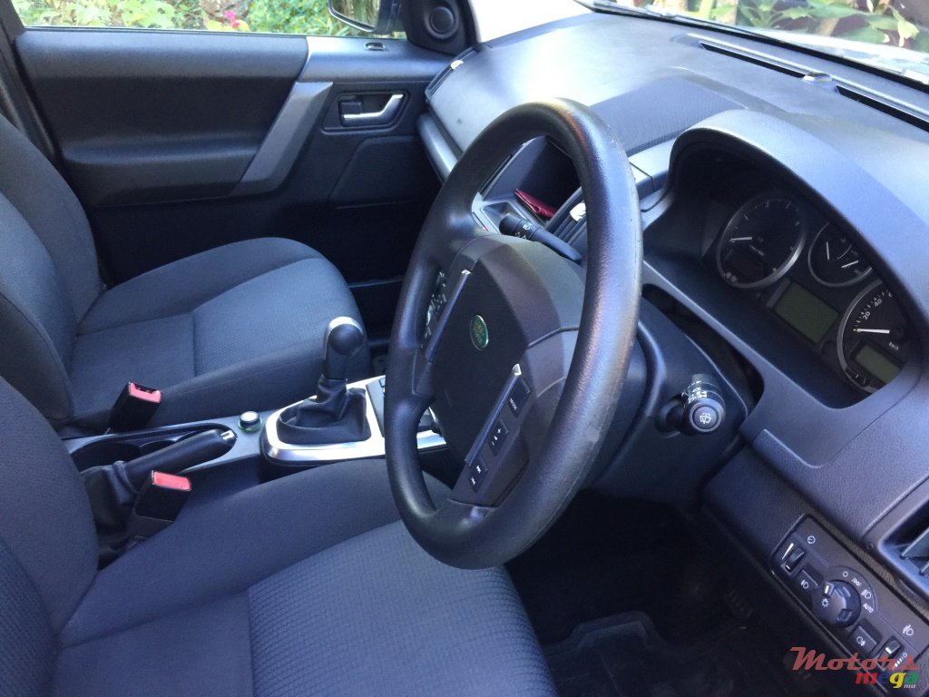 2011' Land Rover Freelander 2 TD4 photo #2