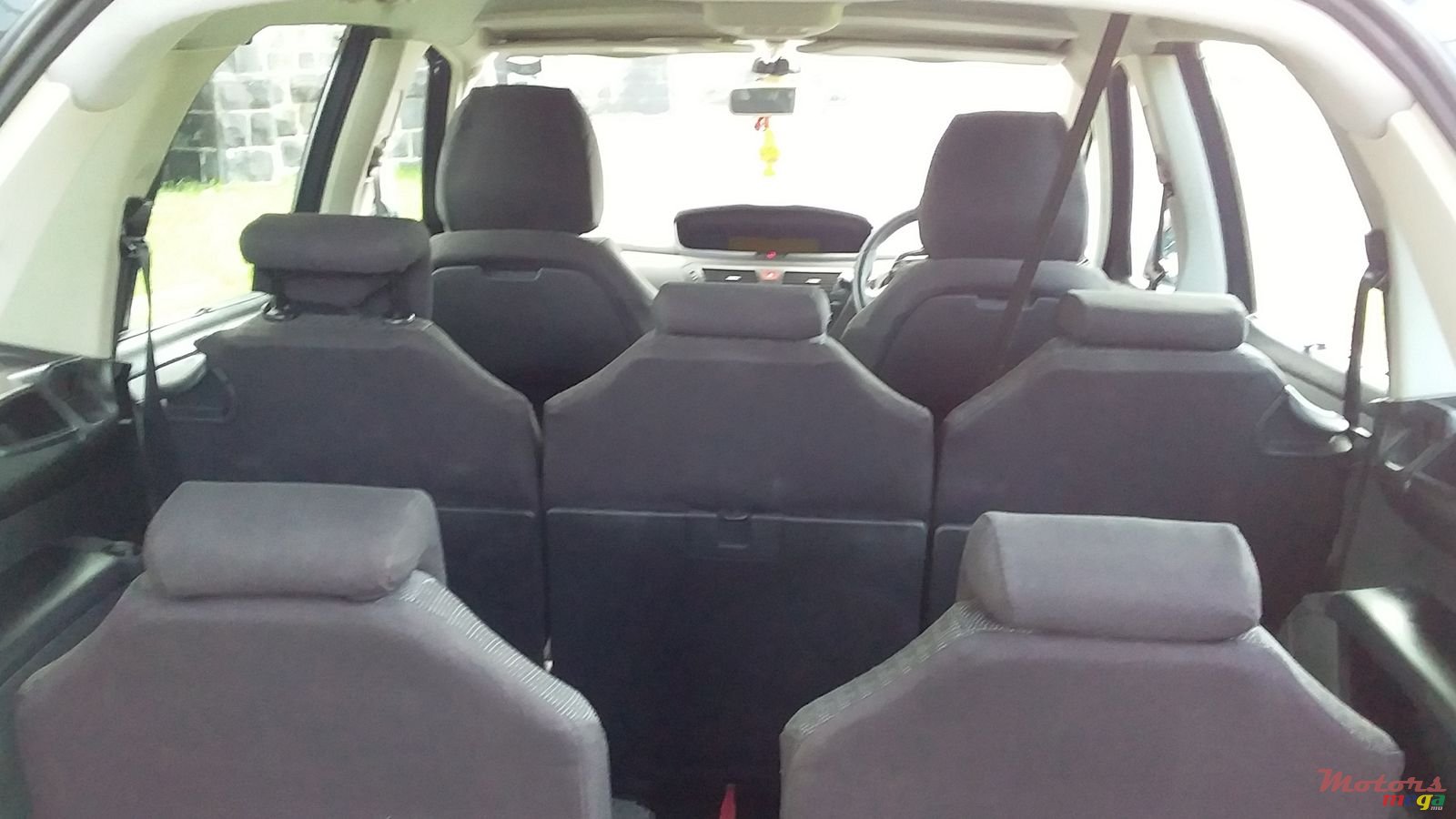 2011' Citroen C4 Picasso photo #6