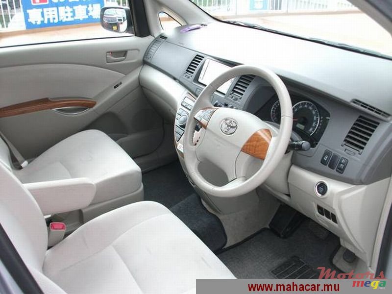 2011' Toyota Isis photo #4