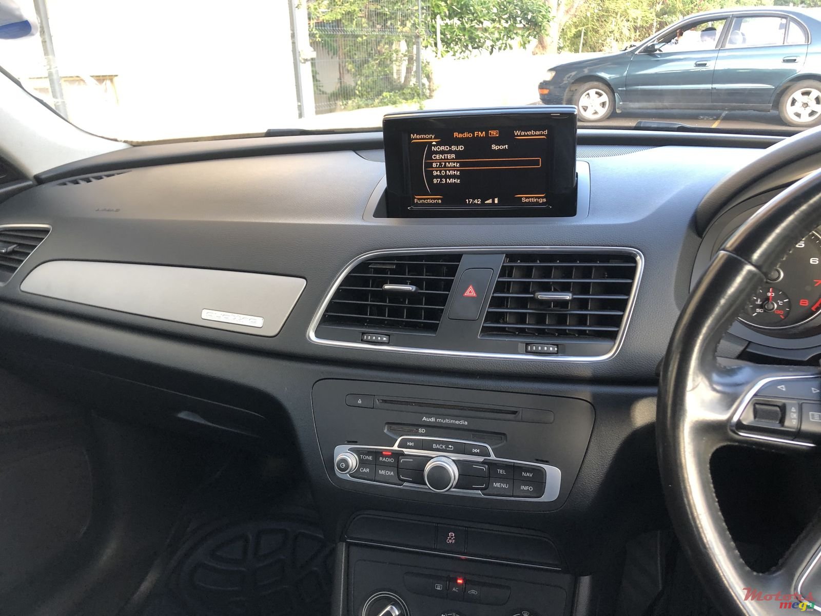 2013' Audi Q3 photo #5