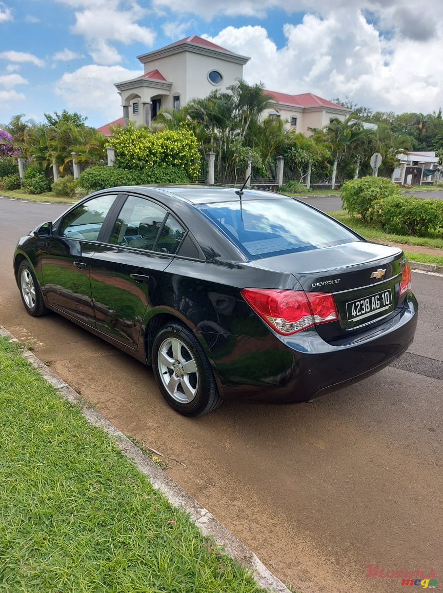 2010' Chevrolet Cruze photo #2