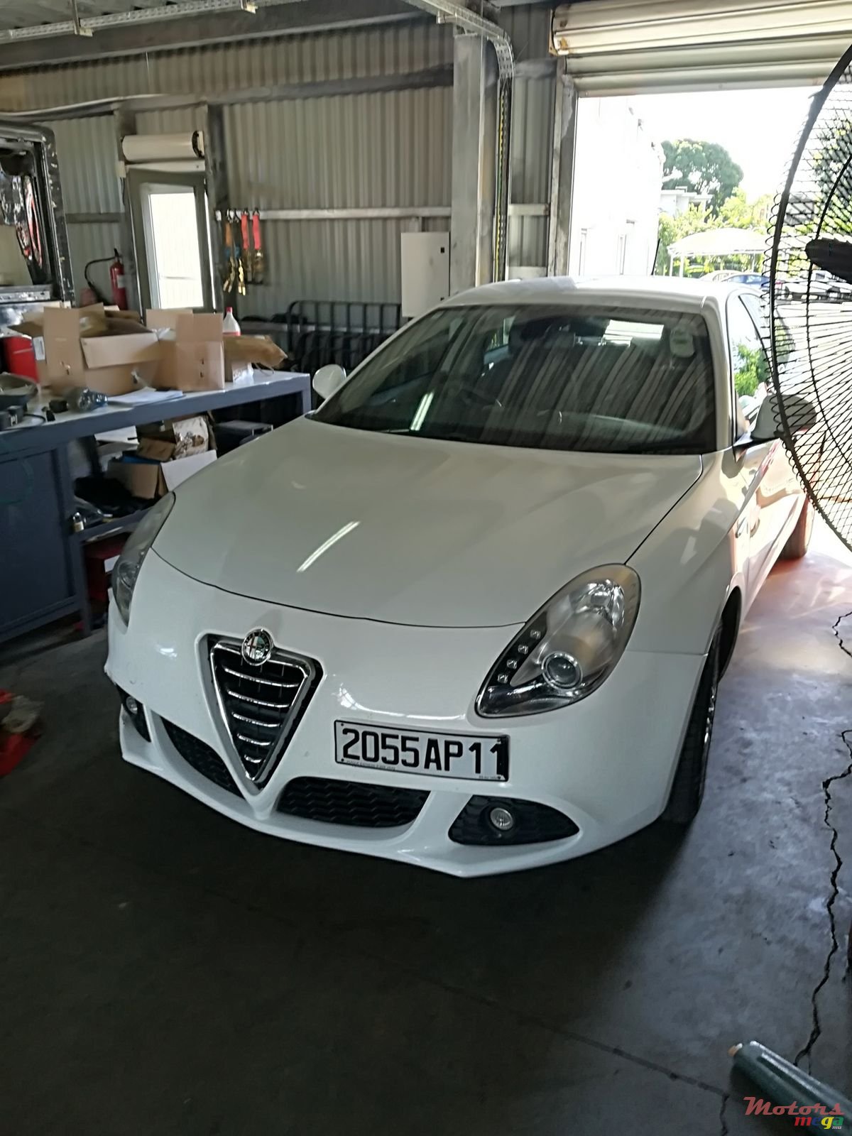 2011' Alfa Romeo Giulietta photo #2