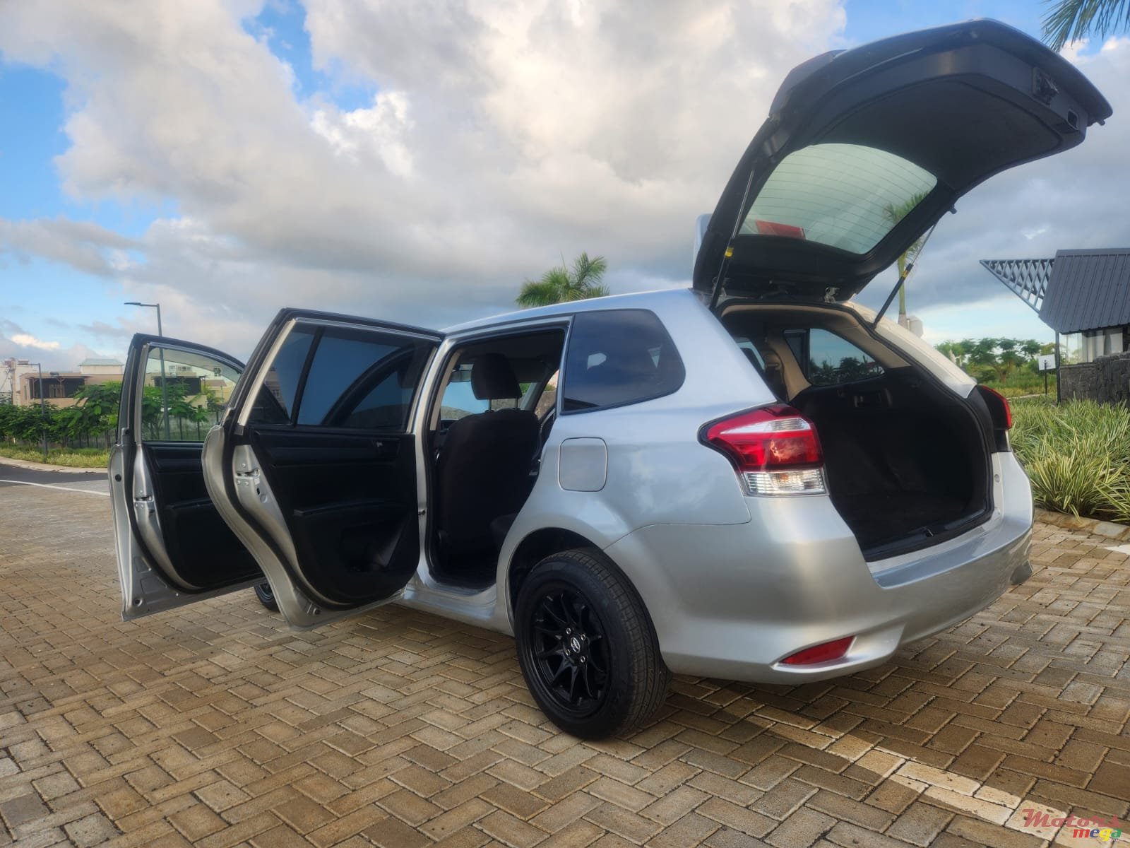 2015' Toyota Fielder photo #5