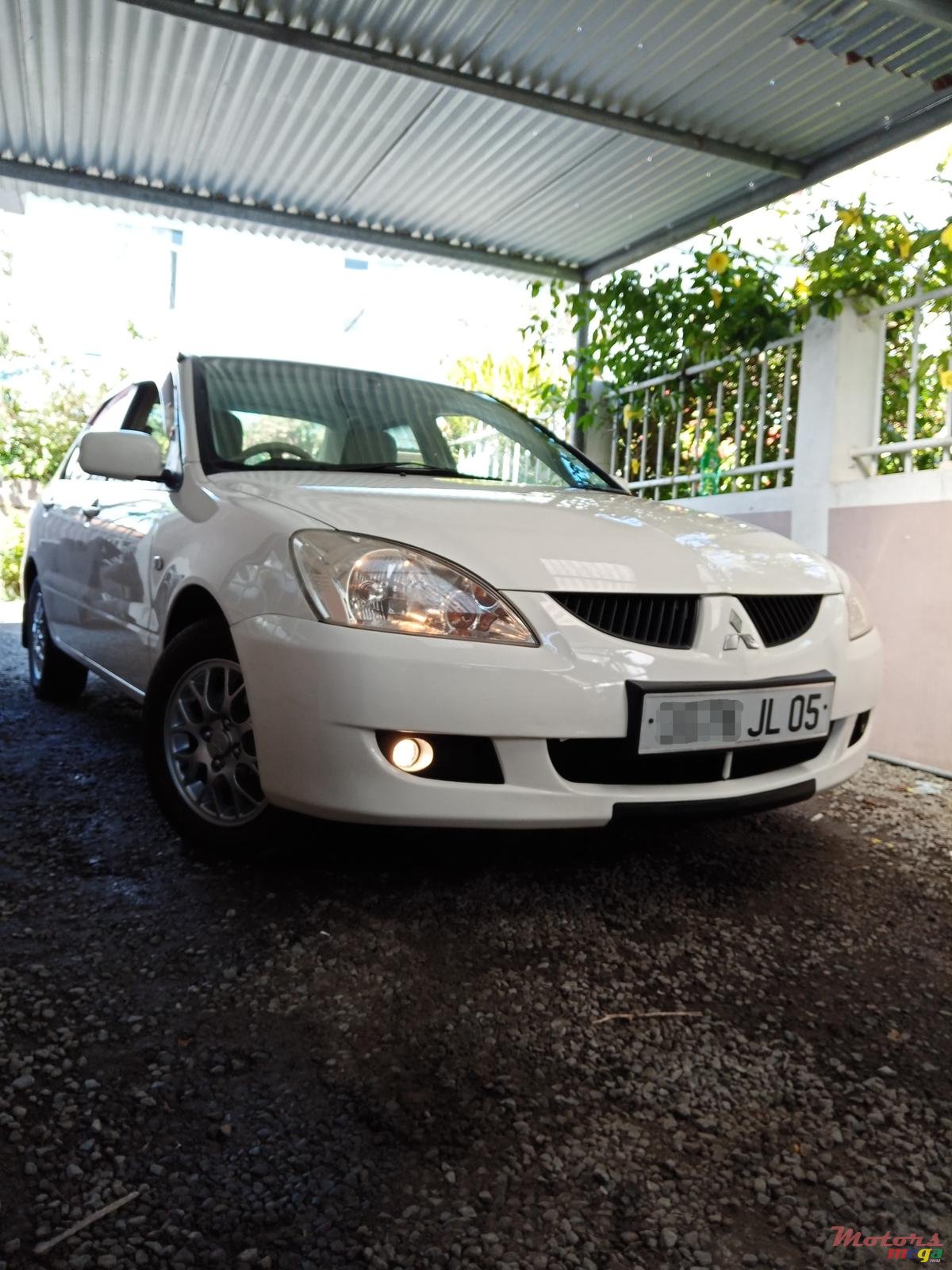 2005' Mitsubishi Lancer GLX photo #3