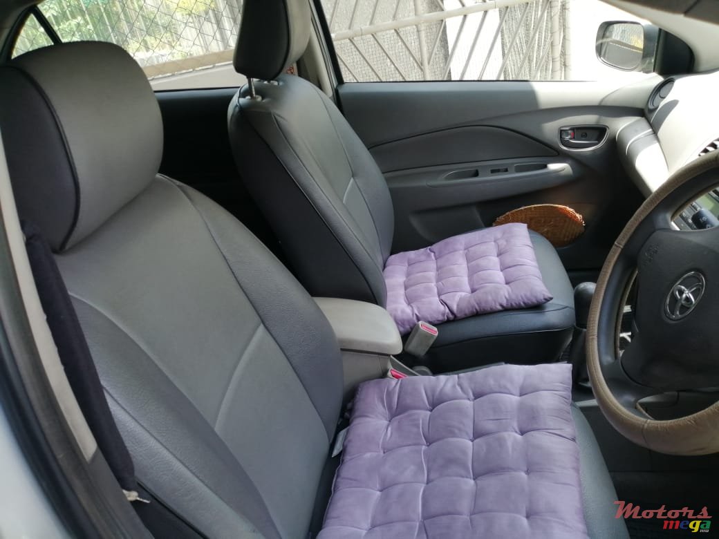 2008' Toyota Yaris photo #7