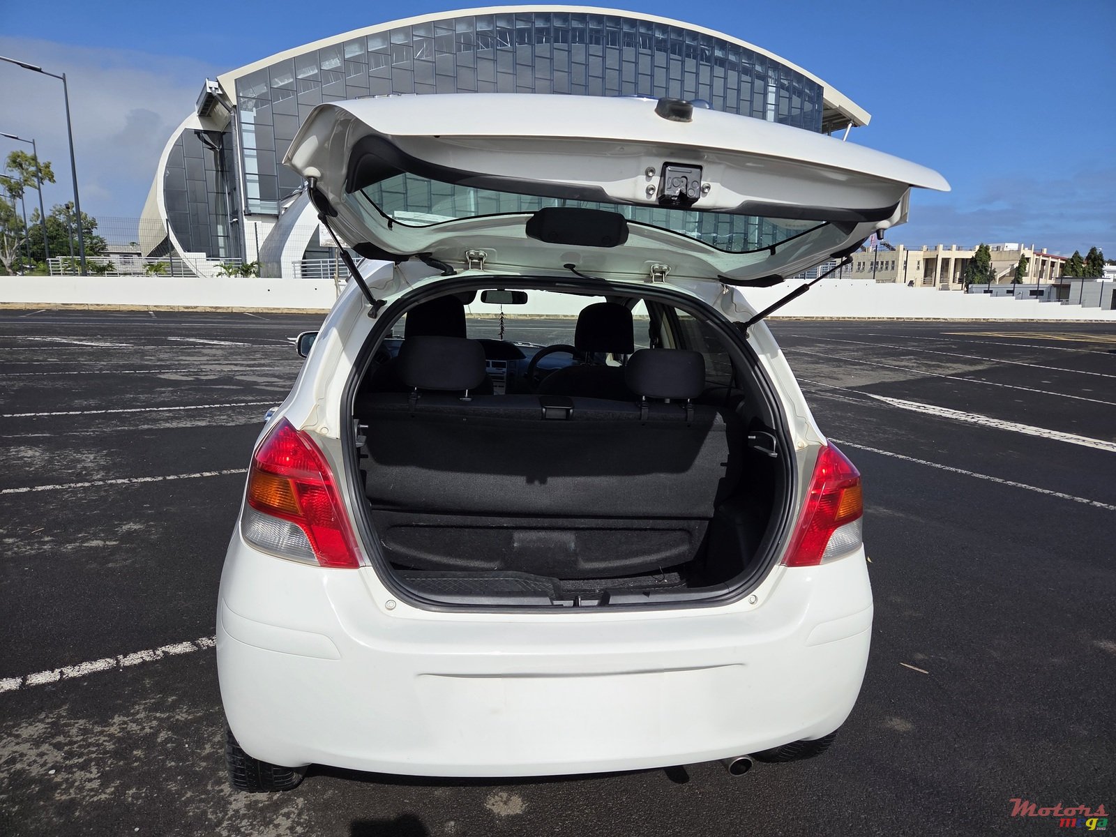 2008' Toyota Vitz photo #6