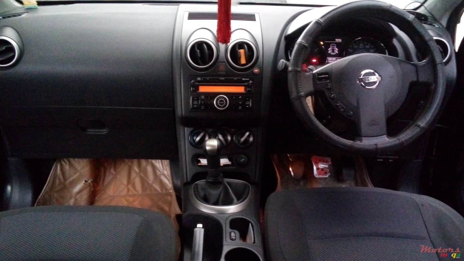 2010' Nissan Qashqai+2 photo #1