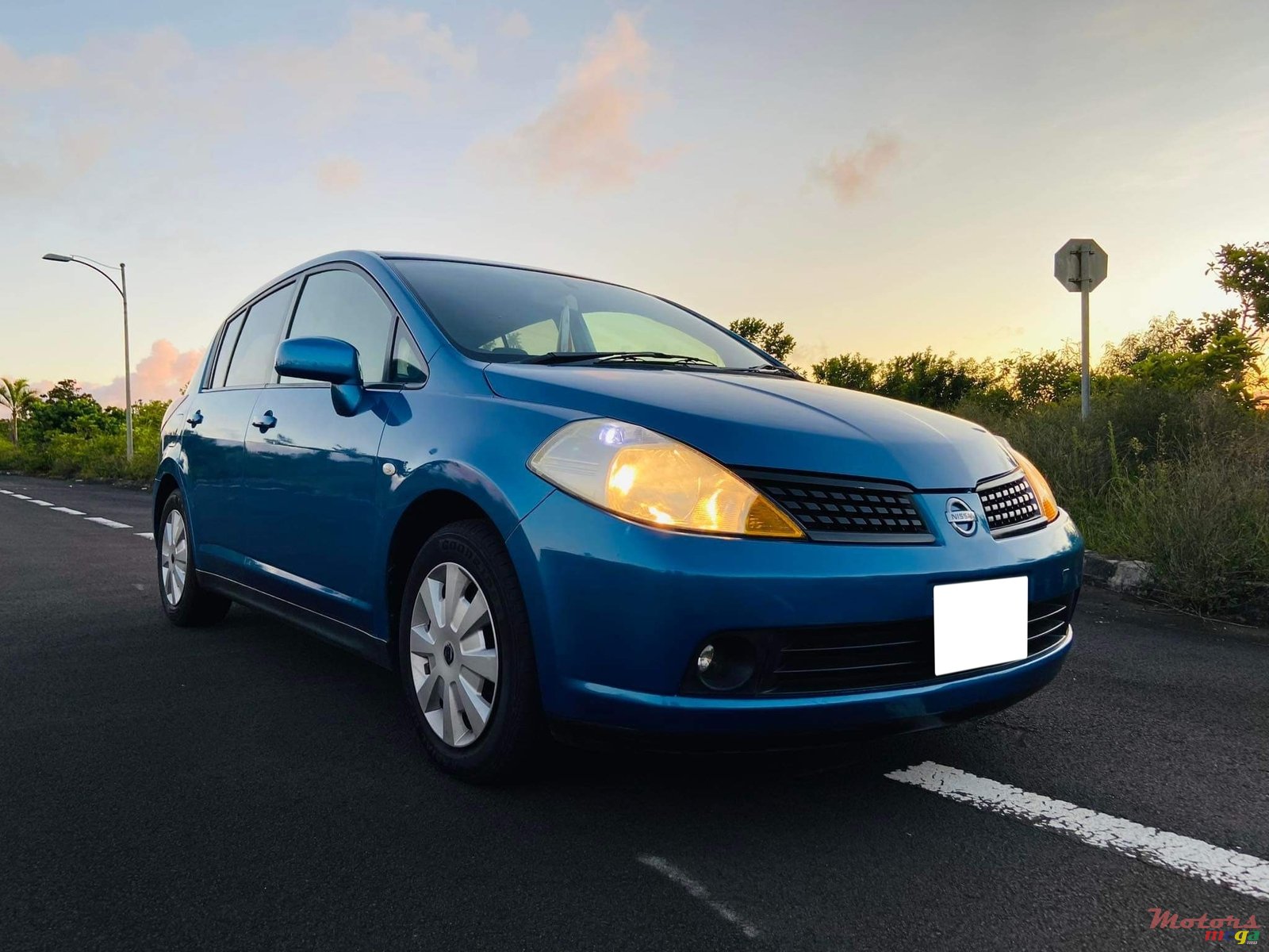 2005' Nissan Tiida photo #1