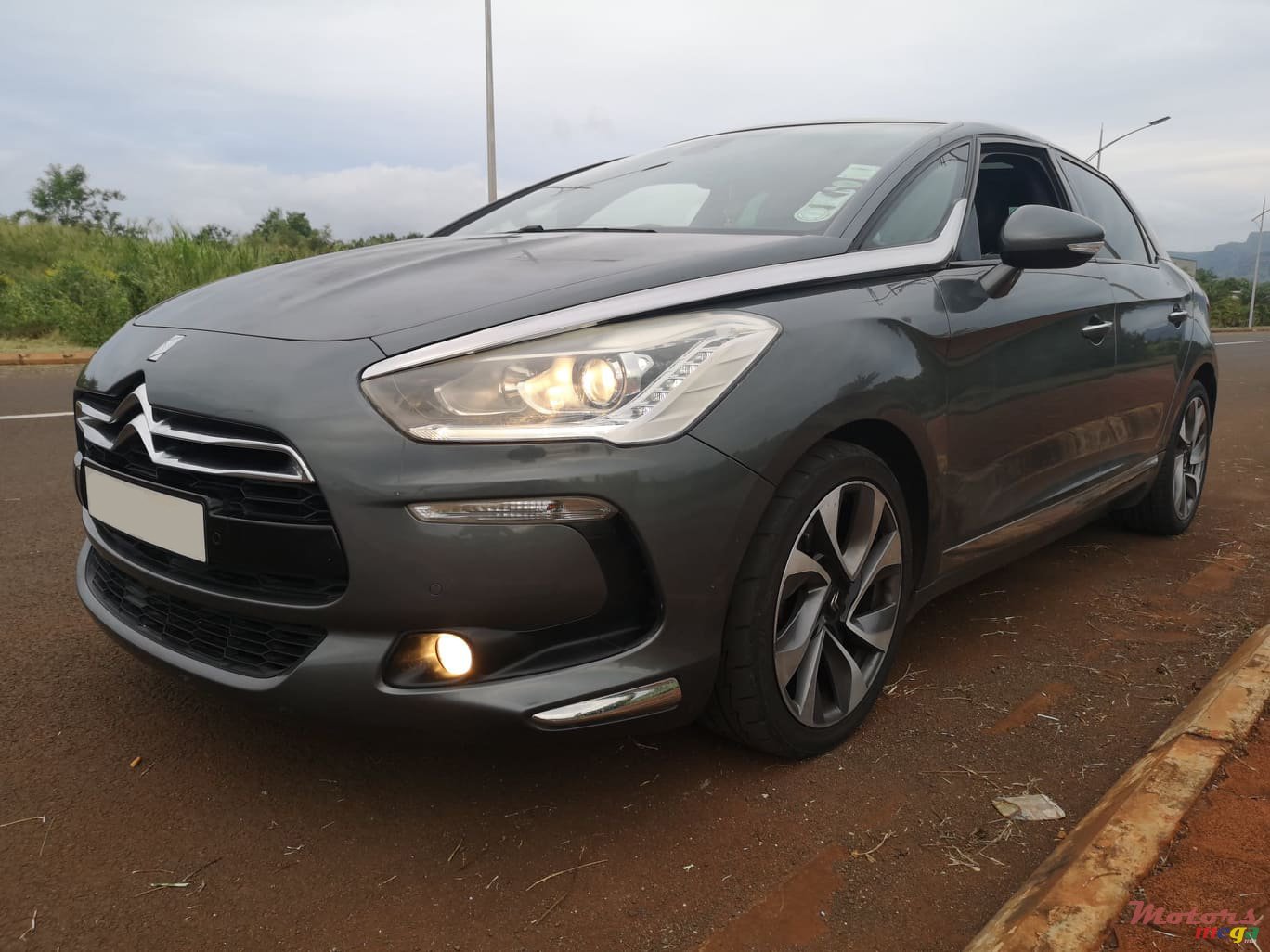 2012' Citroen DS5 photo #2