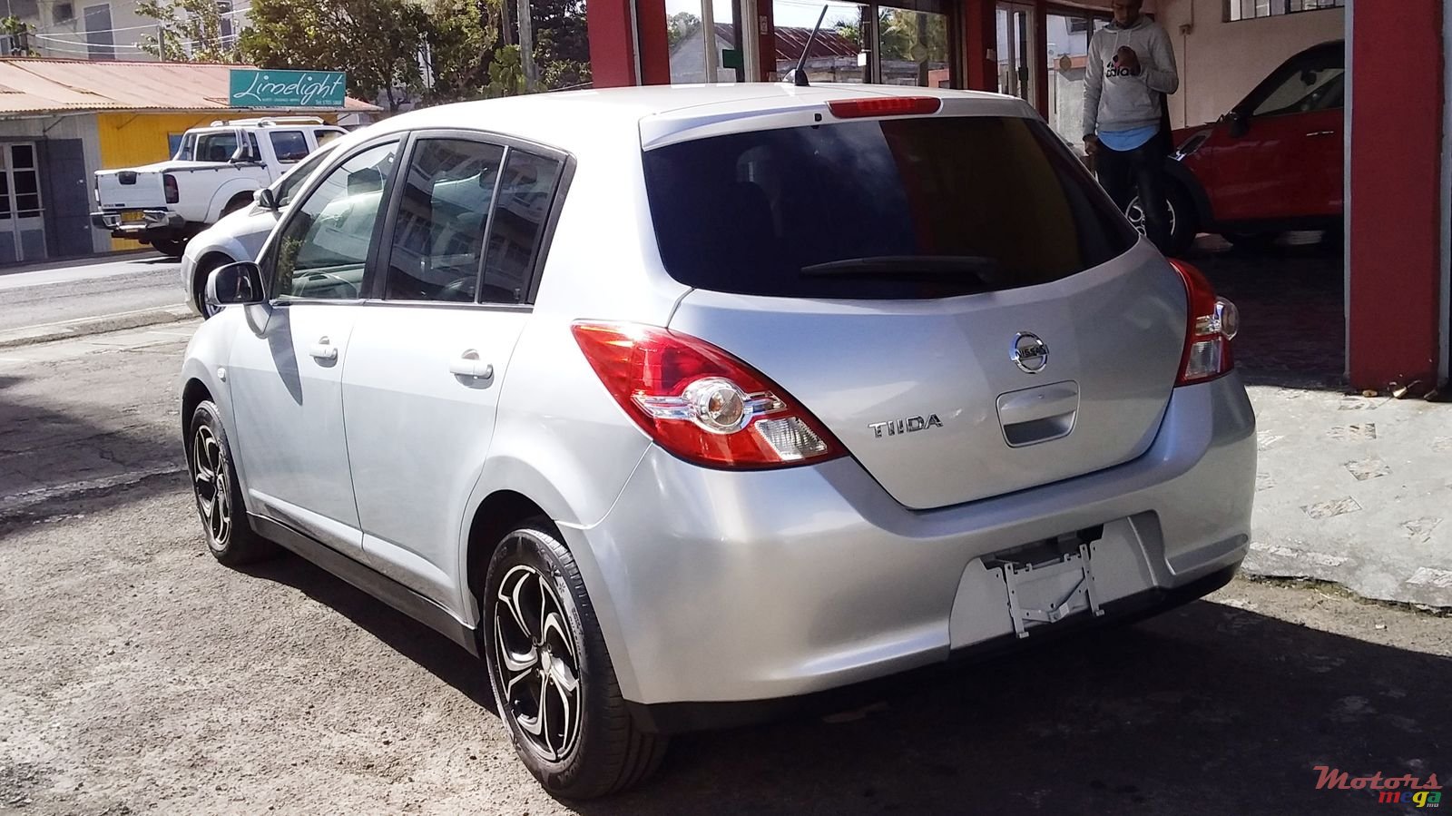 2011' Nissan Tiida photo #4